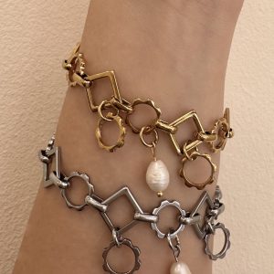 Ατσάλινο χειροποίητο βραχιόλι σε ασημί χρώμα με αλυσίδα και κρεμαστά στοιχεία Ένα από τα ιδιαίτερα κομμάτια της συλλογής μας φτιαγμένο με αγάπη περιμένει να το κάνεις δικό σου αναδεικνύοντας την μοναδικότητά σου .