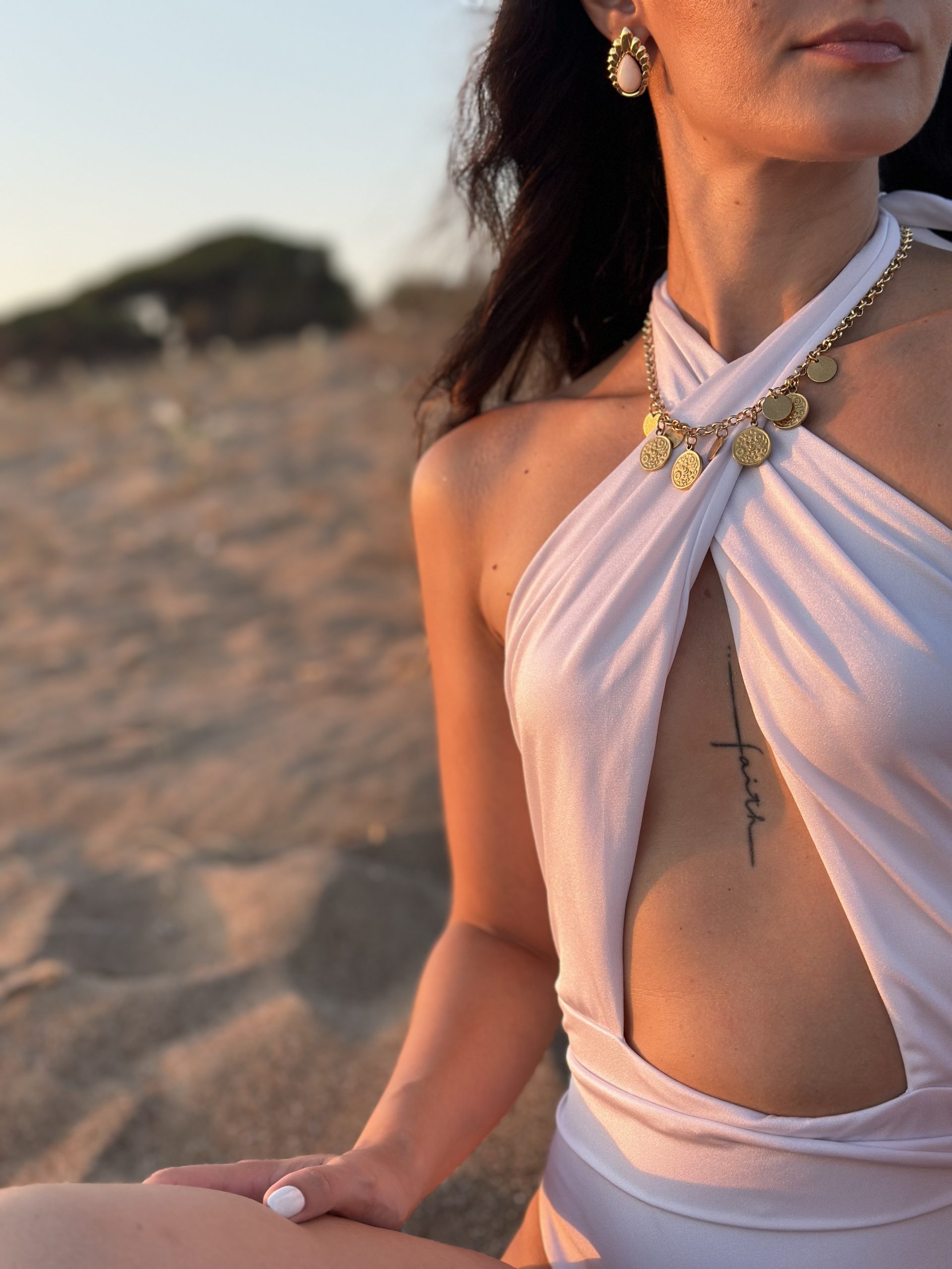 To Mythic Choker είναι ένα χειροποίητο κολιέ από ανοξείδωτο ατσάλι με κρεμαστά φλουριά . Είναι εμπνευσμένο από το μποέμικο Lifestyle και αποτελεί ένα από τα πιο εντυπωσιακά κομμάτια της συλλογής μας .