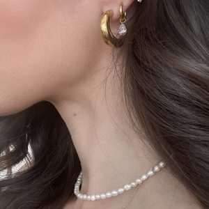 Το Nyx Gold Cuff είναι το ear cuff που χρειάζεσαι για όλο το καλοκαίρι.Διαθέτει λαμπερά διαμαντάκια ζιργκόν σε όλη την περίμετρο . Βρες τα στο www.cprcollection.gr