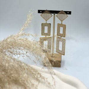 Τα σκουλαρίκια Alkistis Gold αποτελούνται από γεωμετρικά σχήματα σε διαβαθμίσεις. Είναι διάτρητα, και το σχέδιο παρουσιάζεται σαν να έχει πλεχτεί στο χέρι . Εμπνευσμένα από τις αρχαίες ελληνικές γυναίκες και το μοναδικό στυλ τους , το οποίο ακολουθούμε έως σήμερα .