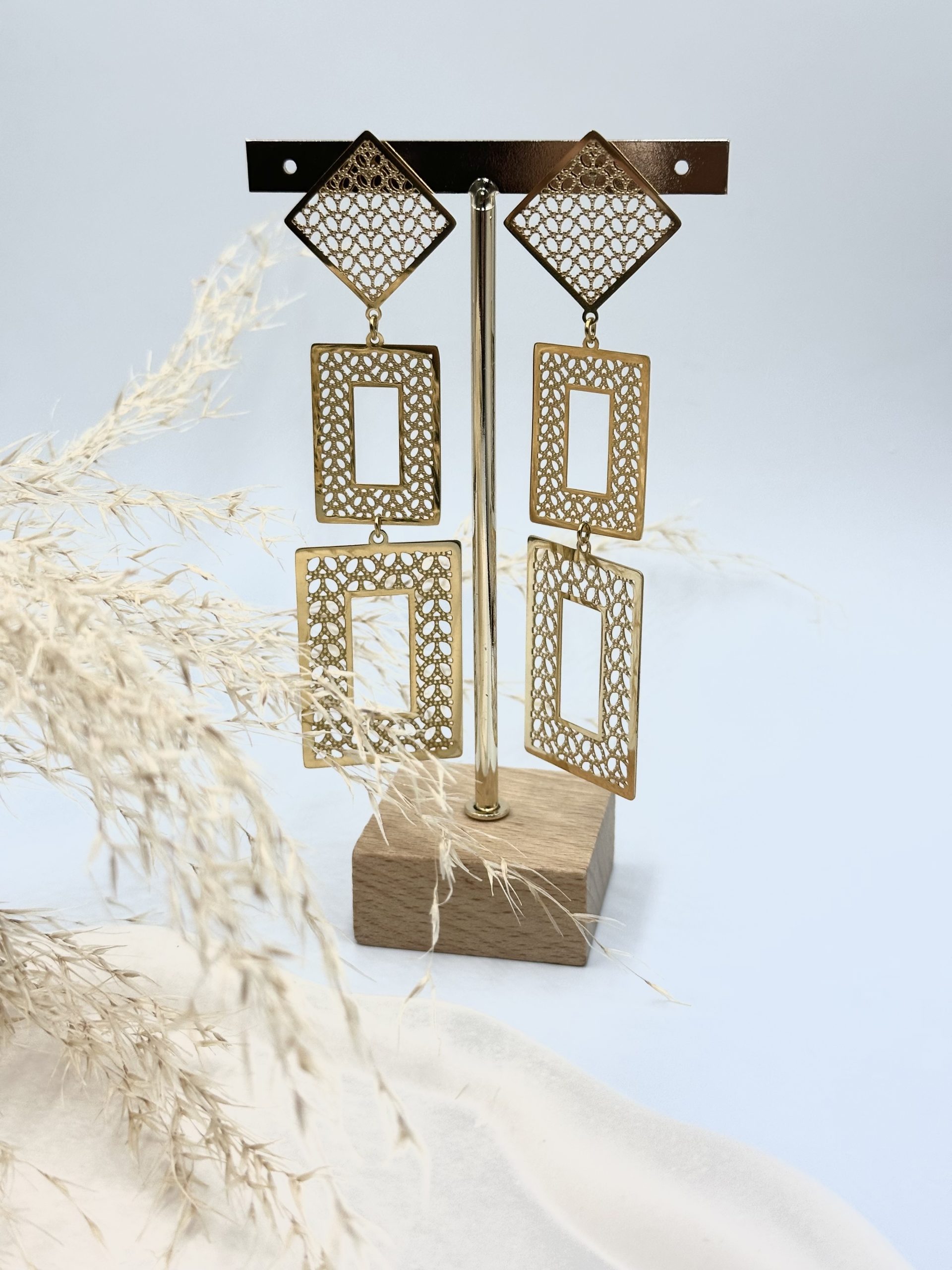 Τα σκουλαρίκια Alkistis Gold αποτελούνται από γεωμετρικά σχήματα σε διαβαθμίσεις. Είναι διάτρητα, και το σχέδιο παρουσιάζεται σαν να έχει πλεχτεί στο χέρι . Εμπνευσμένα από τις αρχαίες ελληνικές γυναίκες και το μοναδικό στυλ τους , το οποίο ακολουθούμε έως σήμερα .