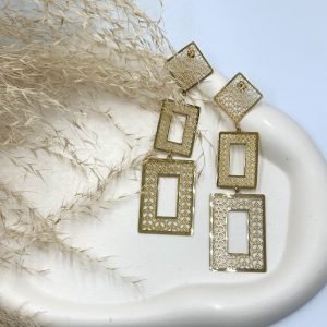 Τα σκουλαρίκια Alkistis Gold αποτελούνται από γεωμετρικά σχήματα σε διαβαθμίσεις. Είναι διάτρητα, και το σχέδιο παρουσιάζεται σαν να έχει πλεχτεί στο χέρι . Εμπνευσμένα από τις αρχαίες ελληνικές γυναίκες και το μοναδικό στυλ τους , το οποίο ακολουθούμε έως σήμερα .