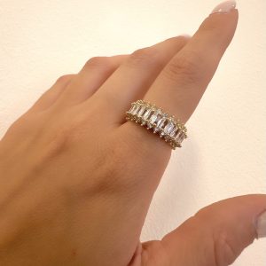 Δαχτυλίδι σε χρυσό χρώμα με λευκά λαμπερά κρυσταλλάκια, κατασκευασμένο από οικολογικό ορείχαλκο. Ιδανικό για βραδινές εξόδους .