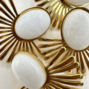 Ένα μοναδικό σκουλαρίκι από ανοξείδωτο ατσάλι, με κλιπ . Το σχήμα του είναι ιδιαίτερα περίτεχνο και εντυπωσιακό . Ακόμα και όσες από εσάς δεν έχουν τρυπημένα αυτιά , μπορούν να είναι  εντυπωσιακές καθώς το κούμπωμα με κλιπ είναι ιδανικό .