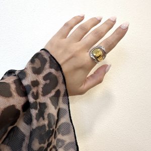 To Iw Ring συνδυάζει αρμονικά το χρυσό και το ασημί χρώμα , δίνοντας σου αυτήν την ξεχωριστή πινελιά που χρειάζεσαι για να  ολοκληρώσεις το look σου