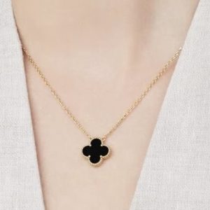 Ένα ιδιαίτερο κολιέ σε σχήμα σταυρού ή τριφυλλιού όπως θα το ακούσετε και πολλές φορές . Απλό , λιτό και ταυτόχρονα τόσο elegant για να διακοσμεί και να δίνει στυλ στις καθημερινές σας εμφανίσεις .