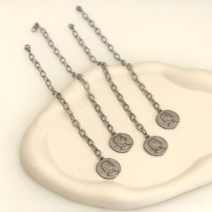 To Lydia bracelet είναι ένα χειροποίητο κομμάτι της συλλογής μας εμπνευσμένο από τα πρώτα μη ελληνικά νομίσματα που τα συναντάμε από το 2000 π.Χ στη Μεσόγειο .