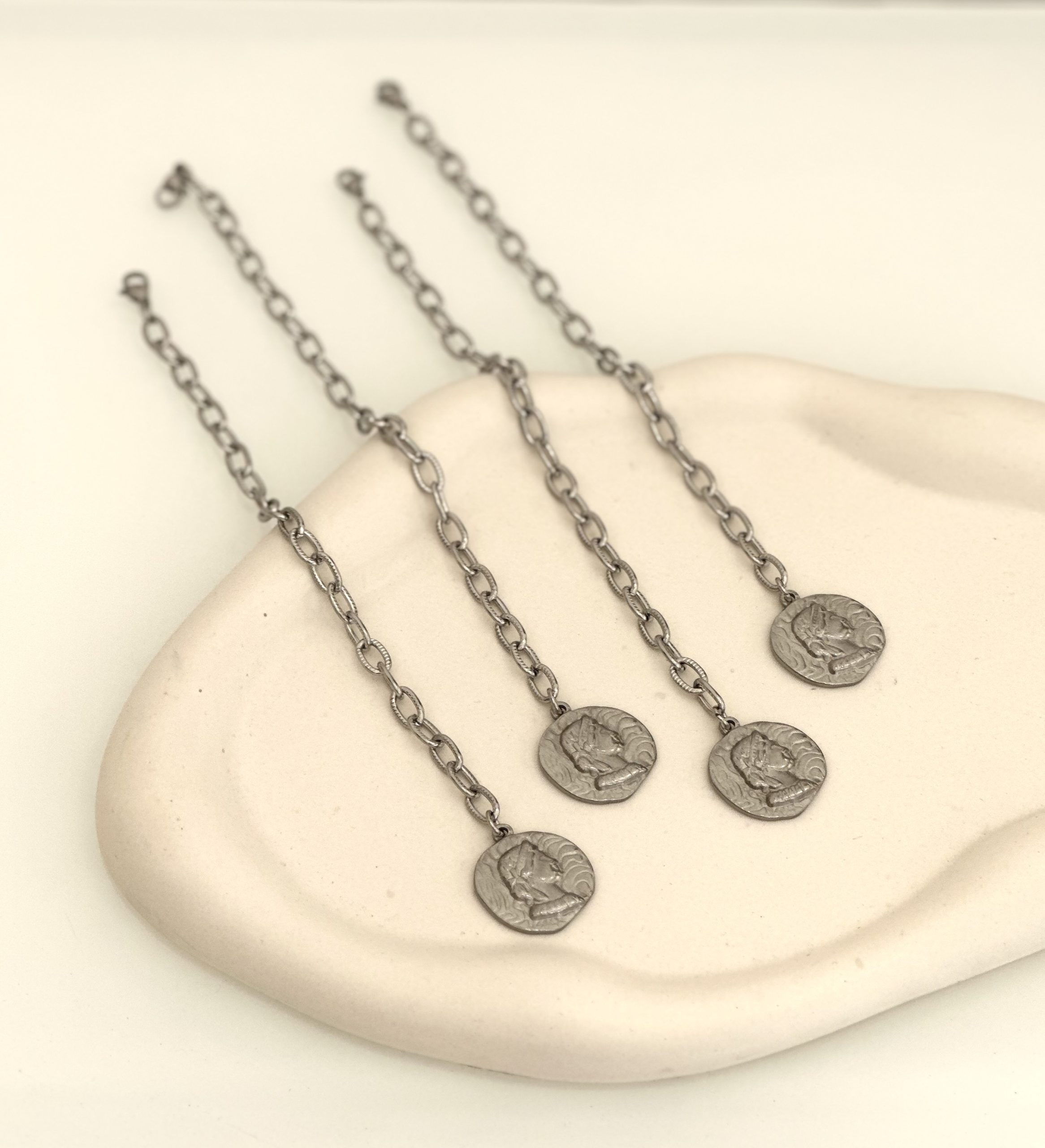 To Lydia bracelet είναι ένα χειροποίητο κομμάτι της συλλογής μας εμπνευσμένο από τα πρώτα μη ελληνικά νομίσματα που τα συναντάμε από το 2000 π.Χ στη Μεσόγειο .