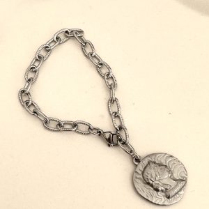 To Lydia bracelet είναι ένα χειροποίητο κομμάτι της συλλογής μας εμπνευσμένο από τα πρώτα μη ελληνικά νομίσματα που τα συναντάμε από το 2000 π.Χ στη Μεσόγειο .