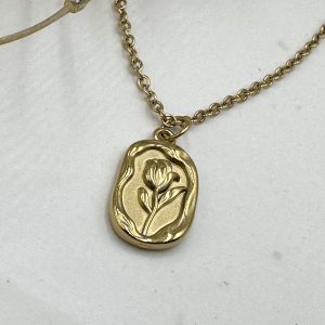 To Rosabelle αποτελεί ένα από τα βασικά κομμάτια της γυναικείας κοσμηματοθήκης  που δεν πρέπει να λείπει από καμία συλλογή . Ανοίγοντας το χρονοντούλαπο της ιστορίας  σίγουρα η μαμά σου , η γιαγιά σου , η θεία σου και γενικότερα οι γυναίκες της οικογενείας  θα είχε ένα παρόμοιο μεταγιόν στην κασετίνα της