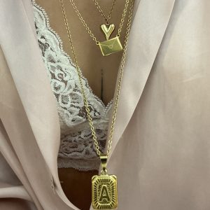 Ατσάλινο μεταγιόν σε σχήμα φακέλου με σχηματισμένη καρδιά στο κέντρο . Αποτελεί ένα ξεχωριστό δώρο , ως ένδειξη αγάπης και ρομαντισμού .