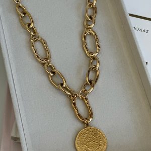 To αγαπημένο Faistos , είναι εμπνευσμένο από την δεύτερη πιο σημαντική πόλη της Κρήτης μετά την Κνωσό κατά τη δεύτερη χιλιετία προ Χριστού . Είναι από τα αγαπημένα και  τα πιο viral κομμάτια της συλλογής μας .