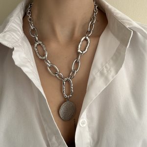 To αγαπημένο Faistos , είναι εμπνευσμένο από την δεύτερη πιο σημαντική πόλη της Κρήτης μετά την Κνωσό κατά τη δεύτερη χιλιετία προ Χριστού . Είναι από τα αγαπημένα και τα πιο viral κομμάτια της συλλογής μας .