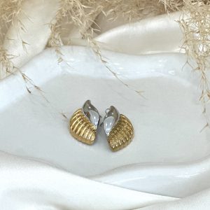 Σκουλαρίκια από ανοξείδωτο ατσάλι με χρυσό και ασημί χρώμα, σε σχήμα από κοχύλι.Ένας συνδυασμός που έχει έρθει τον τελευταίο χρόνο και σκοπεύει νασυνεχίσει να κυριαρχεί στις γυναικείες εμφανίσεις . cprcollection.gr Ίλιον