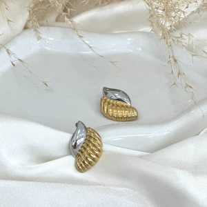 Σκουλαρίκια από ανοξείδωτο ατσάλι με χρυσό και ασημί χρώμα, σε σχήμα από κοχύλι.Ένας συνδυασμός που έχει έρθει τον τελευταίο χρόνο και σκοπεύει νασυνεχίσει να κυριαρχεί στις γυναικείες εμφανίσεις . cprcollection.gr Ίλιον