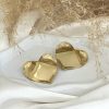 Ατσάλινα σκουλαρίκια σε μεγάλο μέγεθος και χρυσή απόχρωση .Εντυπωσιάζουν με το μέγεθος και τον ιδιαίτερο σχεδιασμό τους σε σχήμα καρδιάς .Βρες τα στο cprcollection.gr και στο φυσικό μας κατάστημα στο Ίλιον .