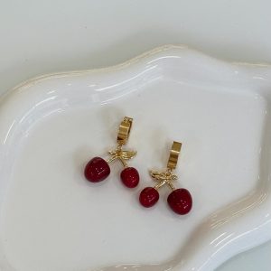 Ατσάλινα σκουλαρίκια κρίκοι με στοιχείο κρεμαστό κεράσι .Διατίθεται σε χρυσό χρώμα και δίνει την πιο παιχνιδιάρικη καλοκαιρινή διάθεση στα outfits σου. Βρες τα στο cprcollection στο Ίλιον