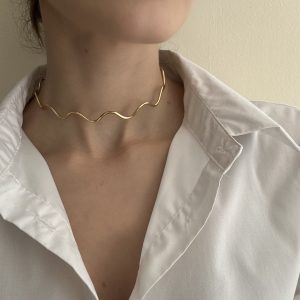 Τσόκερ λαιμού σε κυματιστό σχήμα , αυξομειώμενο ώστε να μπορείς να το προσαρμόσεις όσο κολλητό θα το ήθελες. Συνδυάζεται με τα περισσότερα κολιέ και δημιουργεί μοναδικά layrings. Βρες το στο cpr collection στο ίλιον .