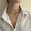 Τσόκερ λαιμού σε κυματιστό σχήμα , αυξομειώμενο ώστε να μπορείς να το προσαρμόσεις όσο κολλητό θα το ήθελες. Συνδυάζεται με τα περισσότερα κολιέ και δημιουργεί μοναδικά layrings. Βρες το στο cpr collection στο ίλιον .