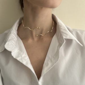 Τσόκερ λαιμού σε κυματιστό σχήμα , αυξομειώμενο ώστε να μπορείς να το προσαρμόσεις όσο κολλητό θα το ήθελες. Συνδυάζεται με τα περισσότερα κολιέ και δημιουργεί μοναδικά layrings. Βρες το στο cpr collection στο ίλιον .