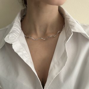 Τσόκερ λαιμού σε κυματιστό σχήμα , αυξομειώμενο ώστε να μπορείς να το προσαρμόσεις όσο κολλητό θα το ήθελες. Συνδυάζεται με τα περισσότερα κολιέ και δημιουργεί μοναδικά layrings. Βρες το στο cpr collection στο ίλιον .
