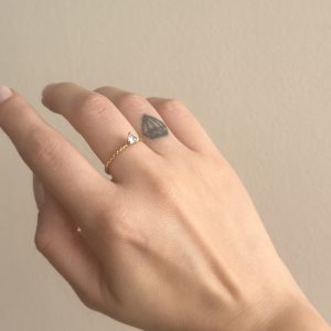 Ατσάλινο δαχτυλίδι λεπτεπίλεπτο και elegant , μοιάζει με σφυρήλατο και έχει ένα mini στρας στο κέντρο σε σχήμα καρδιάς. βρες το στο cprcollection στο ίλιον
