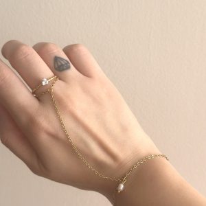 Ατσάλινο δαχτυλίδι βραχιόλι με μαργαριτάρι γλυκού νερού .που συνδυάζει το κομψό μαζί με το μοντέρνο .Βρες το στο cprcollection.gr και στο κατάστημά μας στο Ίλιον