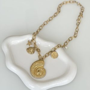 Εντυπωσιακό χρυσό κολιέ με statement αλυσίδα και charms