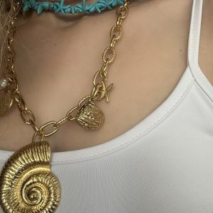 Εντυπωσιακό χρυσό κολιέ με statement αλυσίδα και charms