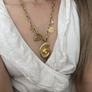 Εντυπωσιακό χρυσό κολιέ με statement αλυσίδα και charms