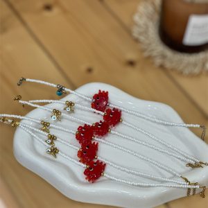 Ανακάλυψε τη χειροποίητη αλυσίδα ποδιού με χάντρα καβουράκι murano, λευκές ροκάι και ατσάλινα στοιχεία. Ιδανική για το καλοκαίρι -στυλ και ποιότητα σε κάθε βήμα .