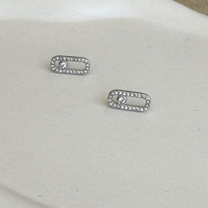 Aνακάλυψε τα πιο κομψά σκουλαρίκια με ζιργκόν σε γεωμετρικό σχέδιο .Ιδανικά για καθημερινό στυλ ή ιδιαίτερες εμφανίσεις .Υποαλλεργικά και διαχρονικά