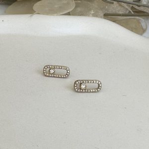 Αναδείξτε το στυλ σας με αυτά τα κομψά καρφωτά σκουλαρίκια,σε ασημί χρώμα διακοσμημένα με λαμπερά ζιργκόν σε γεωμετρικό , οβάλ σχήμα .Ο μίνιμαλ αλλά και ο εντυπωσιακός σχεδιασμός τους τα καθιστά ιδανικά όχι μόνο για καθημερινές εμφανίσεις αλλά και ιδιαίτερες περιστάσεις .Κατασκευασμένα από ανοξείδωτο ατσάλι προσφέρουν ανθεκτικότητα , άνεση και στυλ . Διάσταση :1,5 cm x 0,5 cm Υλικό : Aοξείδωτο ατσάλι