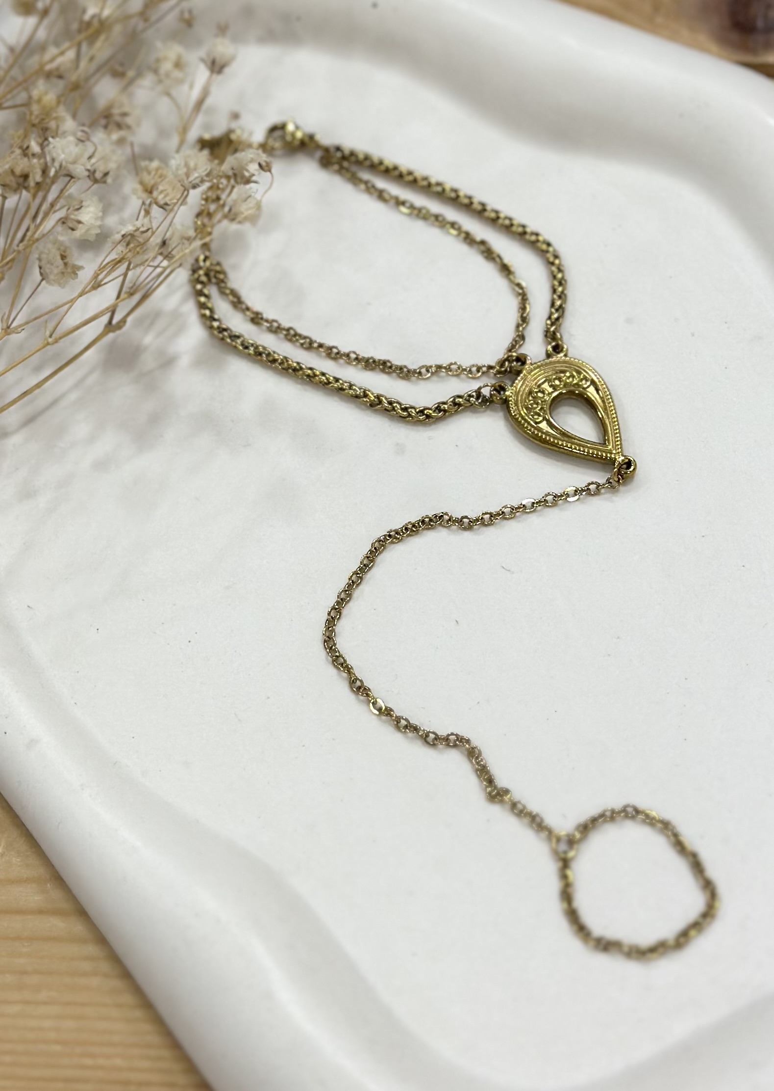Ανακάλυψε το χρυσό hand chain με ανάγλυφο μοτίφ δάκρυ στο cprcollection.gr. Συνδυάζει βραχιόλι και δαχτυλίδι μαζί με στυλ boho chic .Ελαιών 36, Ίλιον