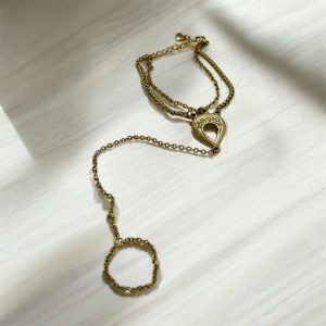 Ανακάλυψε το χρυσό hand chain με ανάγλυφο μοτίφ δάκρυ στο cprcollection.gr. Συνδυάζει βραχιόλι και δαχτυλίδι μαζί με στυλ boho chic .Ελαιών 36, Ίλιον
