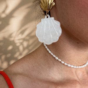 Ανακάλυψε τα Narce Earrings,χρυσά σκουλαρίκια με λευκό στοιχείο σε όψη φίλντισι .κομψος καλοκαιρινός συνδυασμός για κάθε περίσταση. cprcollection.gr