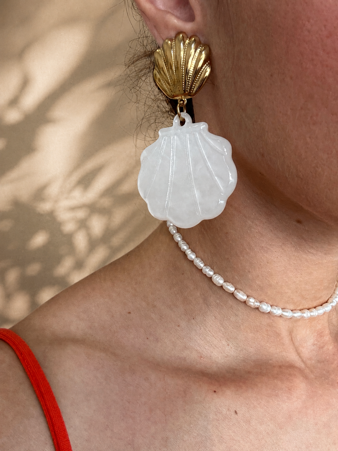 Ανακάλυψε τα Narce Earrings,χρυσά σκουλαρίκια με λευκό στοιχείο σε όψη φίλντισι .κομψος καλοκαιρινός συνδυασμός για κάθε περίσταση. cprcollection.gr